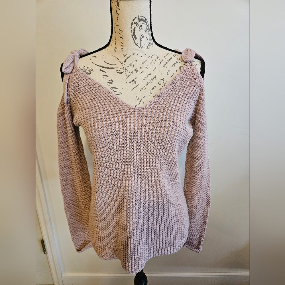 Ivy & Main, Small, Sweater pink, split w/tied shoulders, very nice